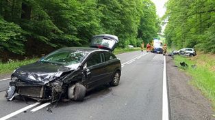 Wypadek na DK22. Rozbity opel, volkswagen i peugeot