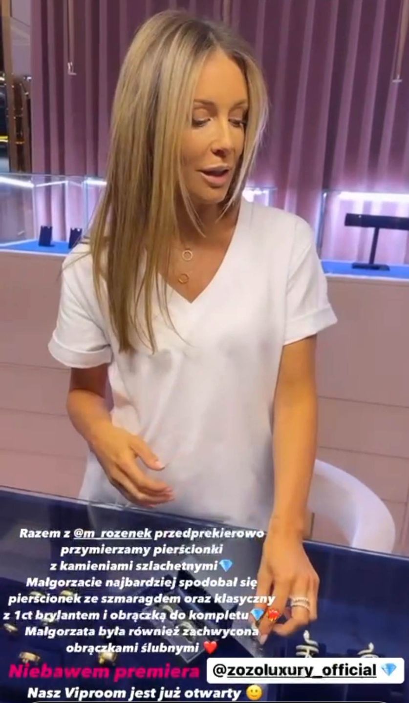 Małgorzata Rozenek mierzy cenną biżuterię