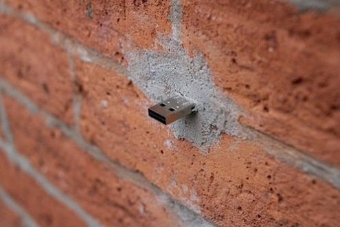 Po co umieszczać końcówkę USB w ścianie?
