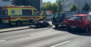 Wypadek na Żoliborzu. Zmieniał pas ruchu, nie zauważył motocykla