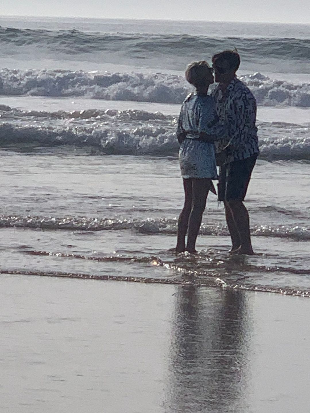 Paulla obściskuje się z partnerem na portugalskiej plaży