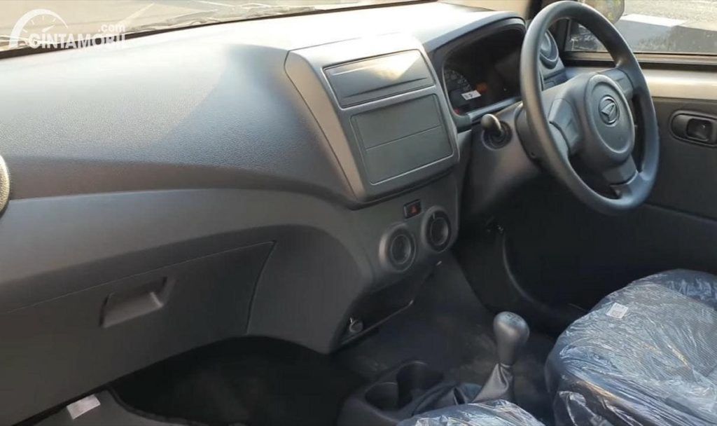Wnętrze samochodu jest skrajnie minimalistyczne 