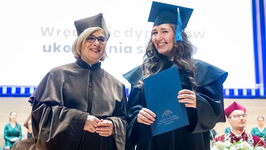 Podczas uroczystości wręczono dyplomy absolwentom, promocje doktorskie i habilitacyjne, a także odznaczenia - medale za Długoletnią Służbę i Medale &#34;Zasłużony Kulturze Gloria Artis&#34;.