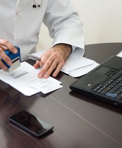 Latami przyjmował łapówki. Były poseł-lekarz z zarzutami