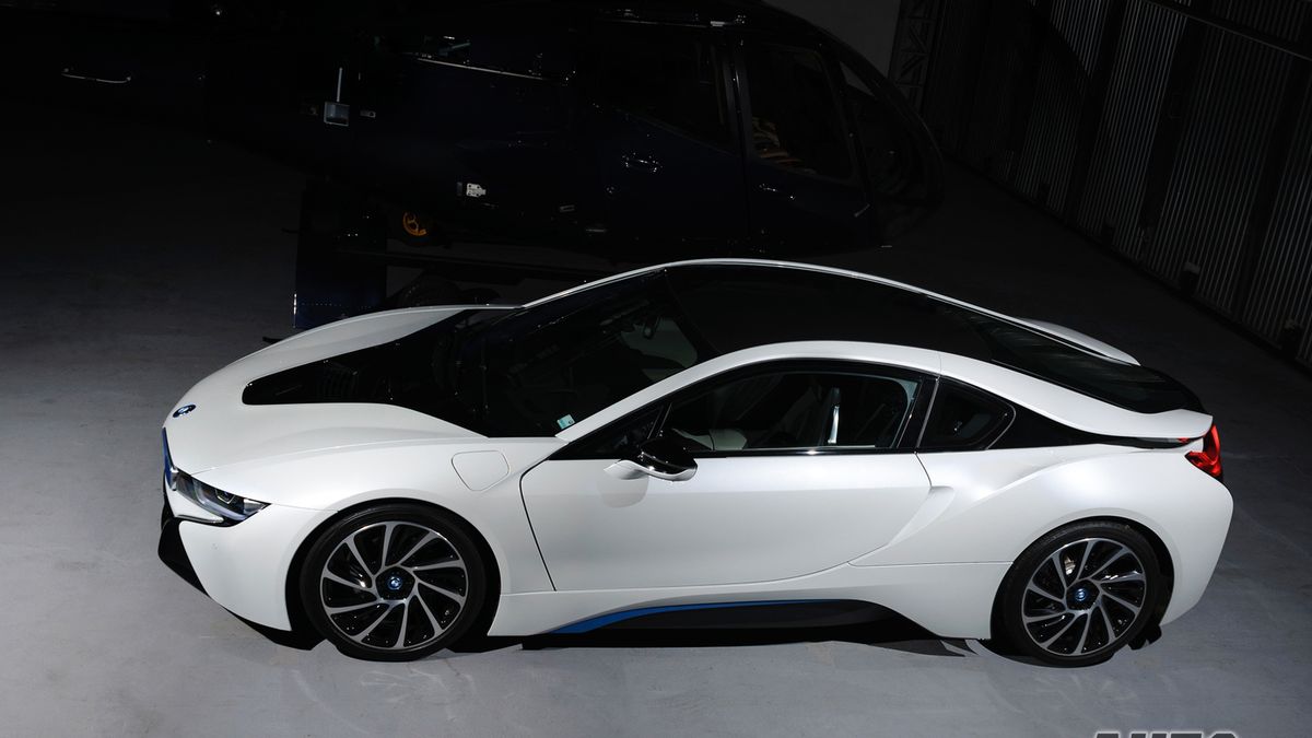 BMW i8 wygląda zjawisko i wzbudza ogromne zainteresowanie otoczenia.