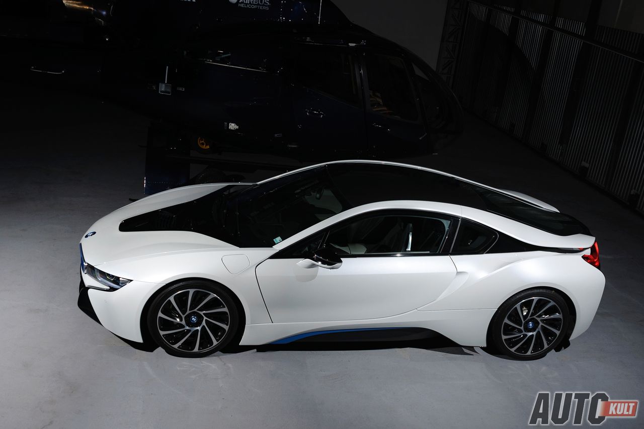 BMW i8 wygląda zjawisko i wzbudza ogromne zainteresowanie otoczenia.