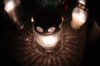 Dzięki temu znicz na grobie będzie palił się dłużej. To trzeba zrobić - oto sprawdzone metody