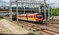 Dwa pociągi na jednym torze. Jeden z nich przejechał "Stop"