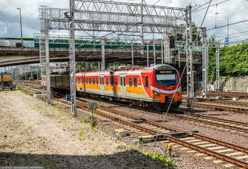Dwa pociągi na jednym torze. Jeden z nich przejechał "Stop"