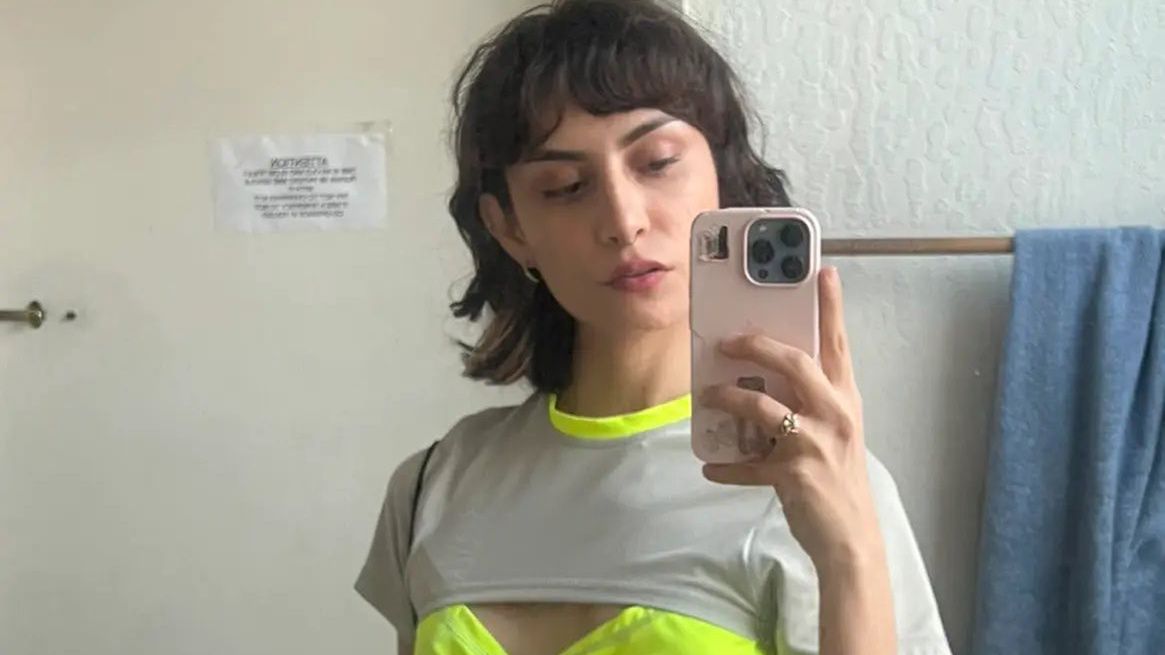 Mara czuje się upokorzona sytuacją na lotnisku