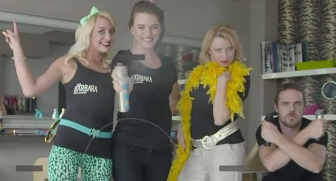 Janusz Weiss w salonie fryzjerskim objaśni ZUS internautom (wideo)