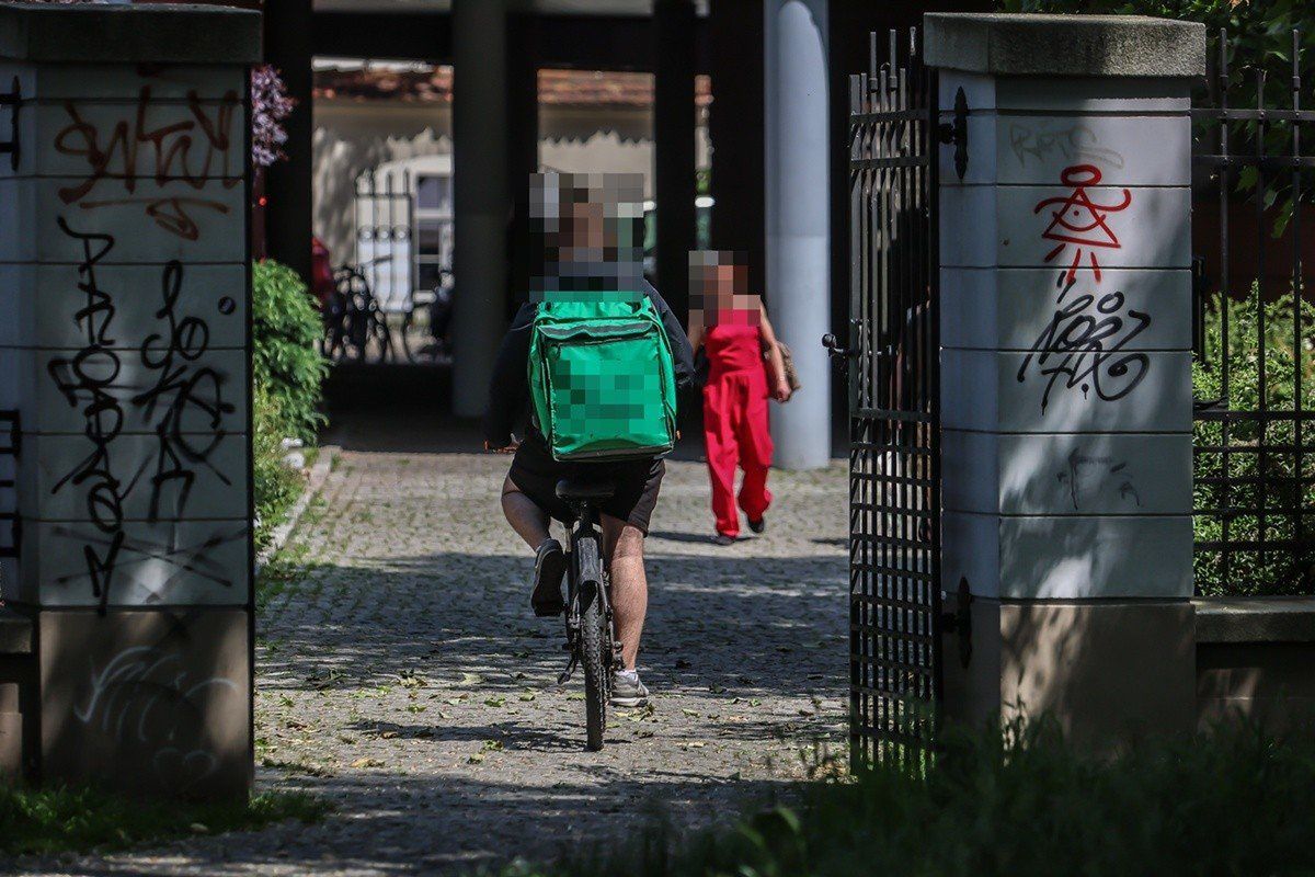 Elektryczne rowery na chodnikach Wrocławia, mieszkańcy mają dość