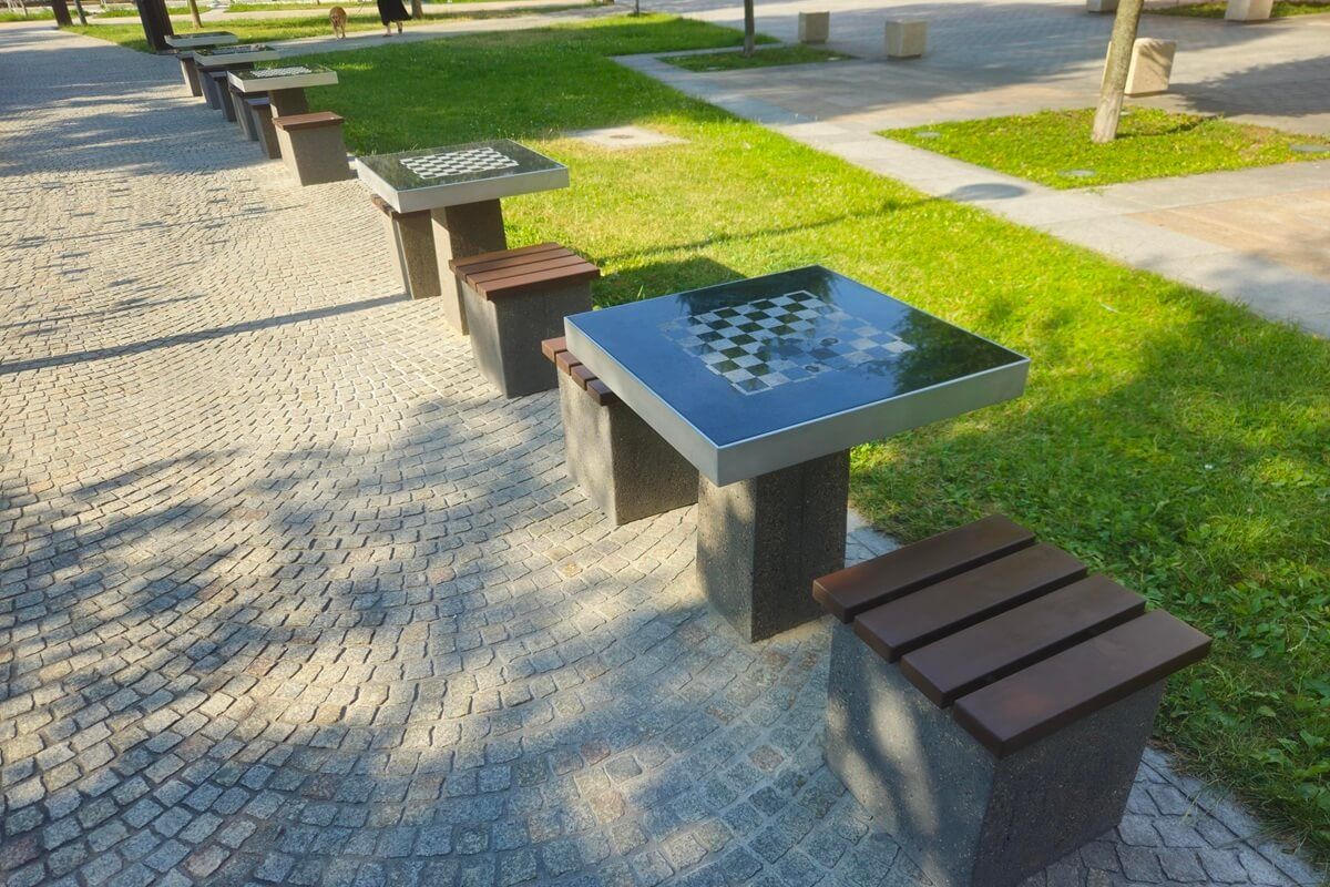 Nowe stoliki szachowe na Placu Litewskim