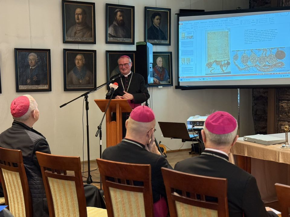 Dwa średniowieczne pergaminy wróciły do diecezji płockiej
