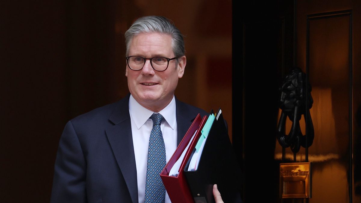British Prime Minister Keir Starmer leaves his residence at 10 Downing Street for the weekly Prime Minister's Questions (PMQs) session at Parliament in London, Britain, 02 April 2025. EPA/ANDY RAIN Dostawca: PAP/EPA.
