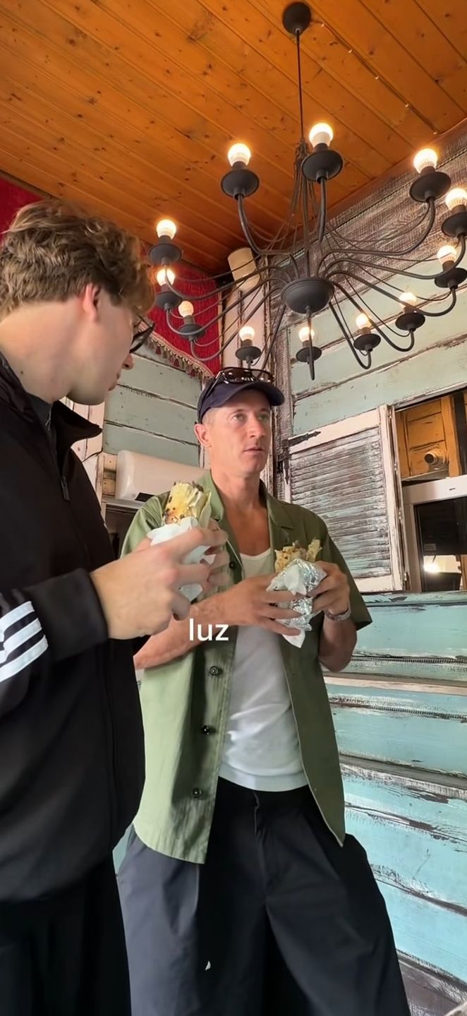 Bagi i Robert Lewandowski pałaszują kebaba