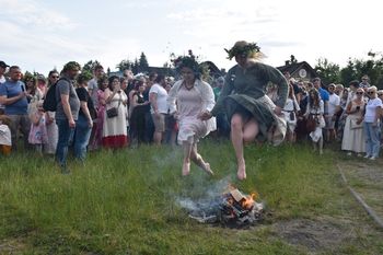 Najkrótsza noc w roku była szalenie wyjątkowa. Królowała magia, zioła, woda i ogień w Grodzisku Owidz