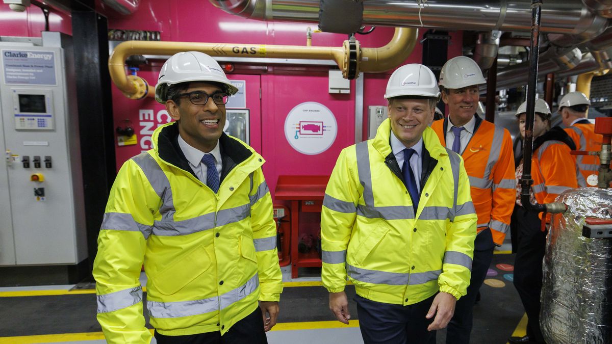 LONDON, ENGLAND - FEBRUARY 07: Prime Minister Rishi Sunak and newly appointed Secretary of State for Energy Security and Net Zero, Grant Shapps (C) are given a tour of a combined heat and power plant in Kings Cross on February 7, 2023 in London, England. (Photo by Jamie Lorriman-WPA Pool/Getty Images)