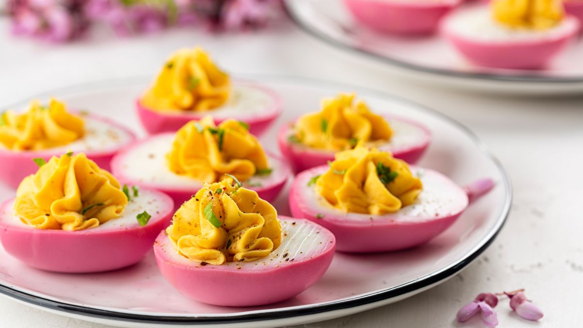 Różowe jajka robią furorę na stole