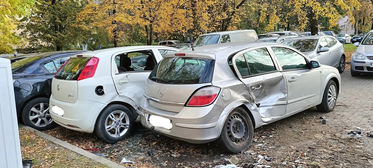 Nocny rajd po Kielcach. Kierowca zniszczył kilka aut i uciekł z miejsca zdarzenia