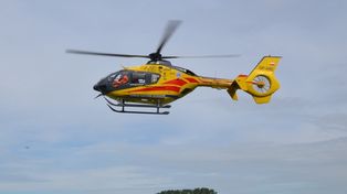 Palowice: Poważny wypadek. Kompletnie pijany 36-latek jechał na hulajnodze elektrycznej. Lądował LPR