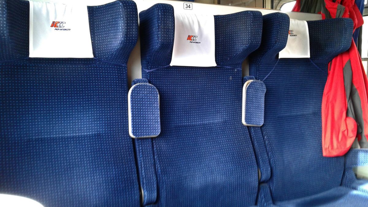 Niebieskie fotele w pociągach, skąd ten kolor?