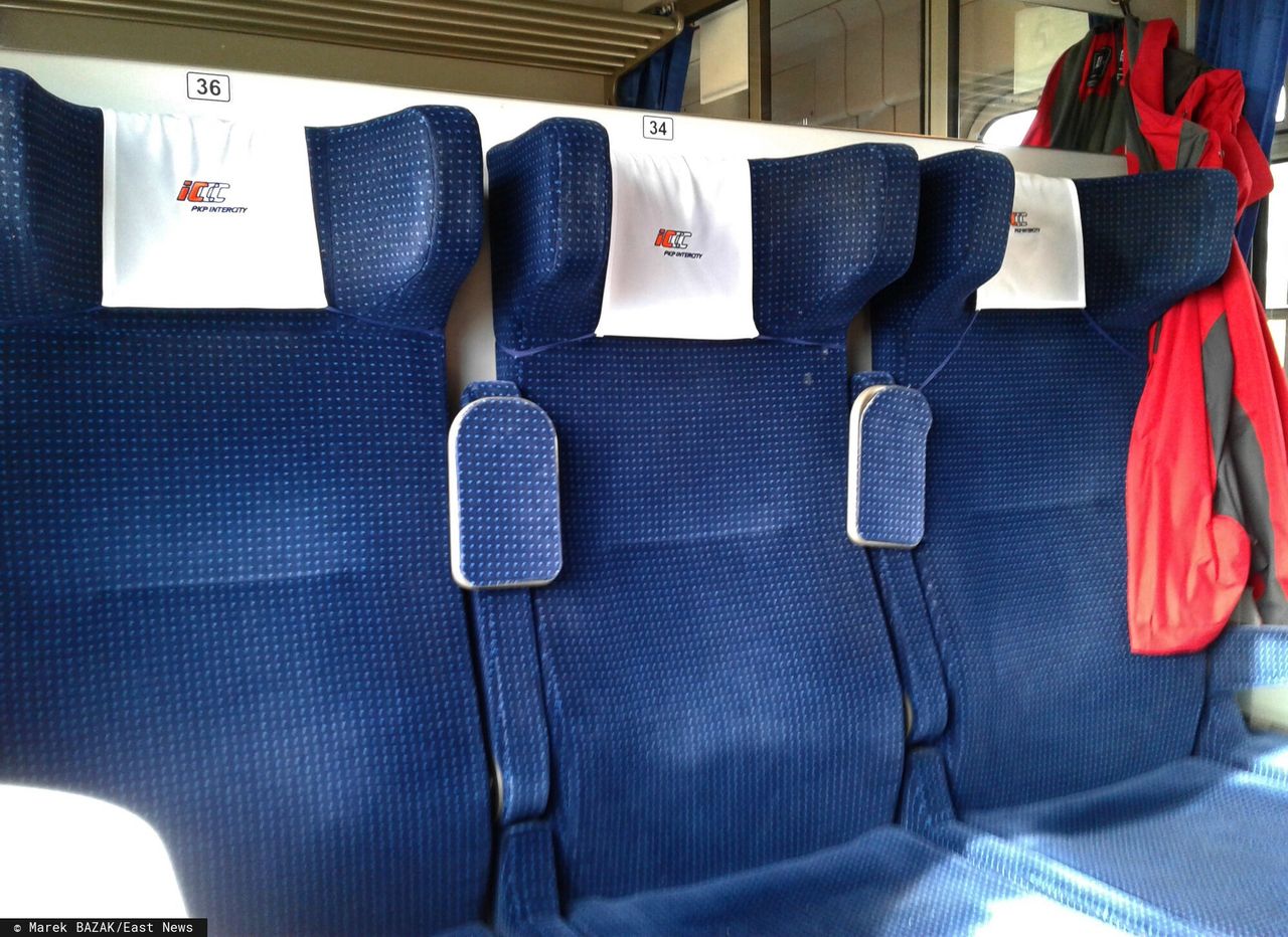 Niebieskie fotele w pociągach, skąd ten kolor?