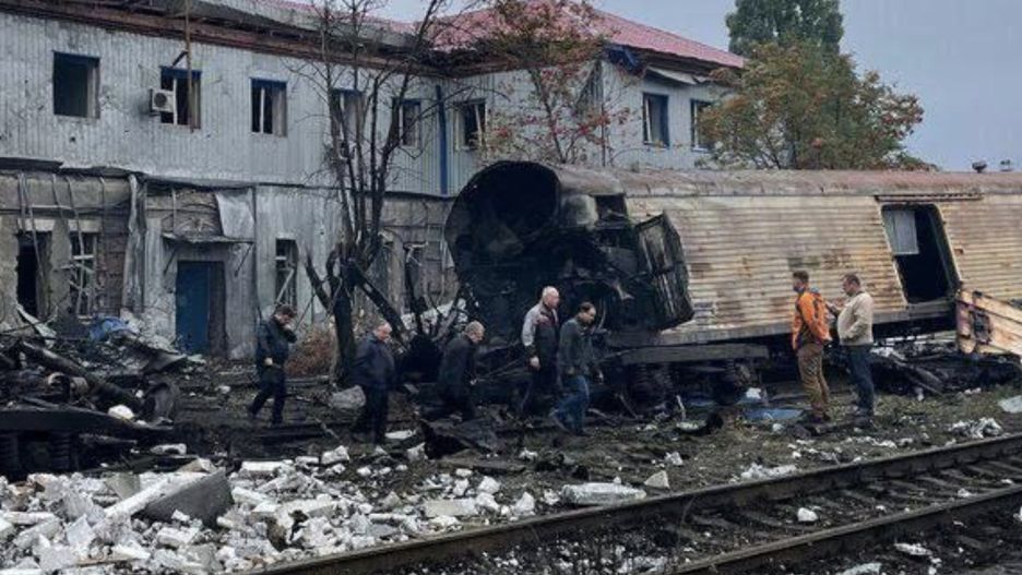 Zbombardowana stacja kolejowa. Tu, według informacji Serhija Bratczuka, miało dojść do zdewastowania transportu ciał Rosjan