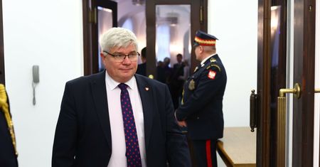 Kłopoty ministra. "Musi odejść", "nie nadaje się do tej funkcji"