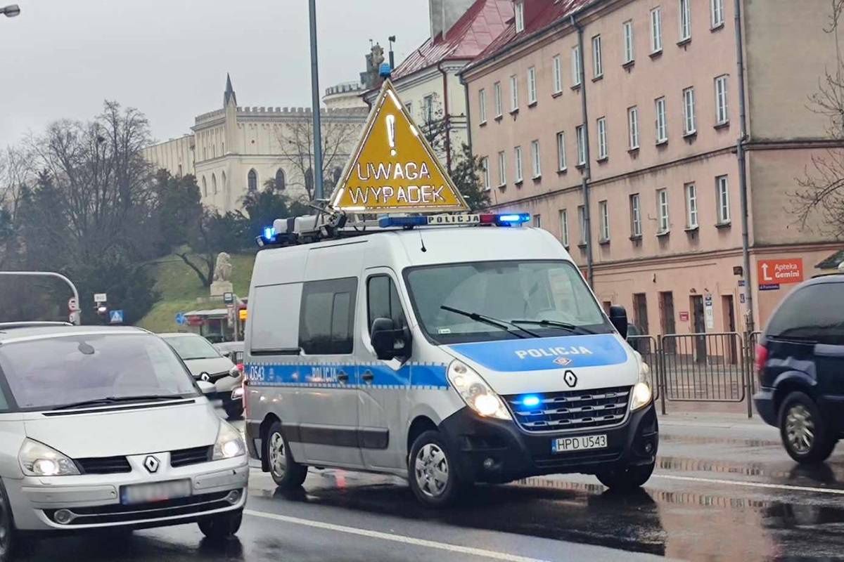 policyjny radiowóz ze znakiem uwaga wypadek