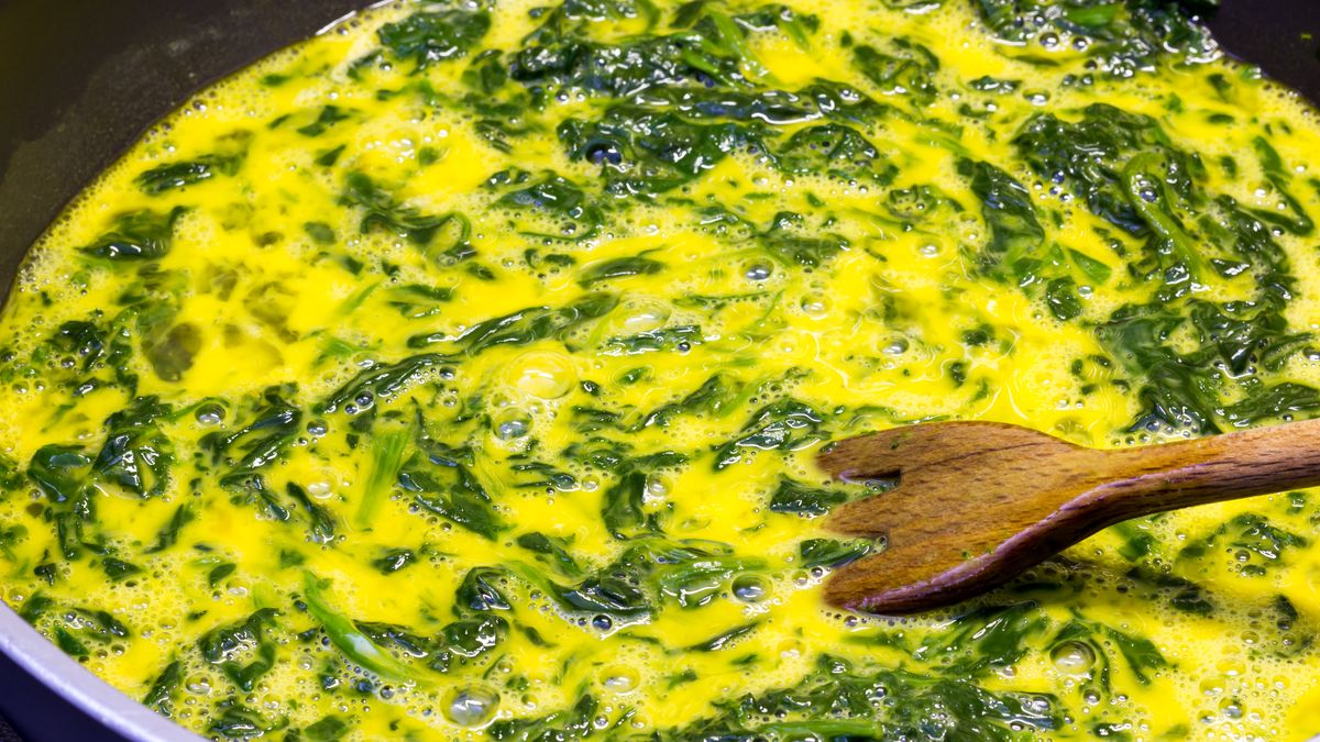 Jajecznica z zielonym dodatkiem - hit wiosny