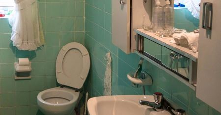 Rozsyp w niewidocznym miejscu. Łazienka będzie pachnieć jak w hotelu
