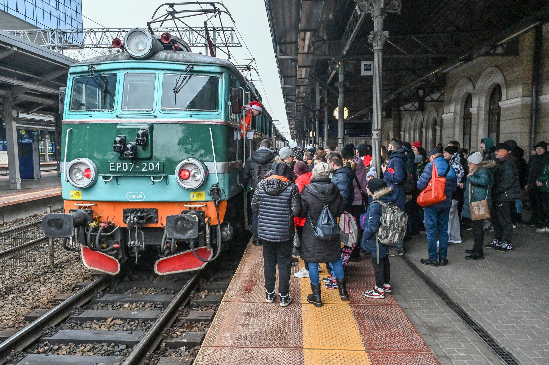 W sobotę (6 grudnia) na dworcu Bydgoszcz Główna odbyły się Kolejowe Mikołajki. Fundacja Instytut Edukacyjny Kolej na Ciebie przygotowała atrakcje dla młodszych i starszych miłośników pociągów.