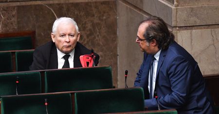 Takiego sondażu dawno nie było. Idą łeb w łeb
