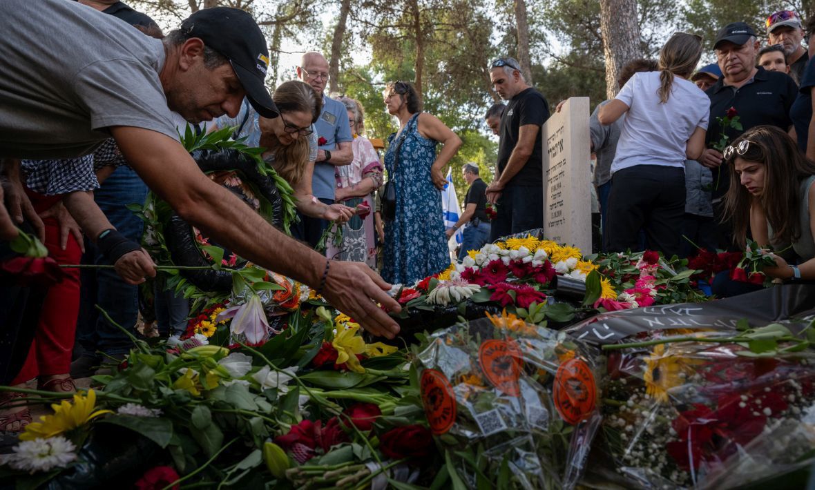 Pogrzeb 63-letniej Lili Itamari i 56-letniego Rama Itamari. Par zginęła w kibucu Kfar Aza w pierwszym dniu ataku Hamasu na Izrael