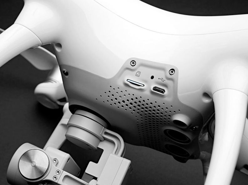 DJI Phantom 4 - flagowy dron, który wykrywa przeszkody, filmuje w 4K i może być sterowany tabletem 4