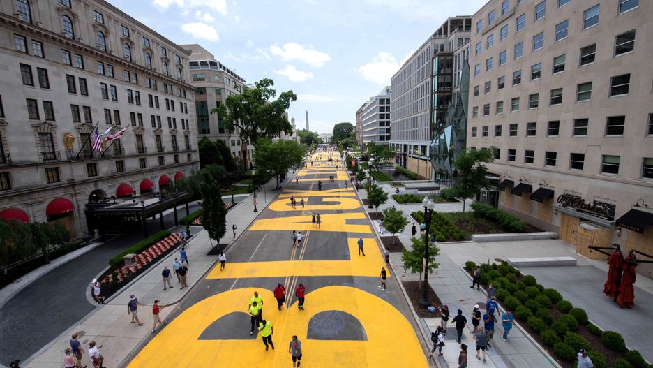 USA, Waszyngton. Olbrzymi napis przed Białym Domem