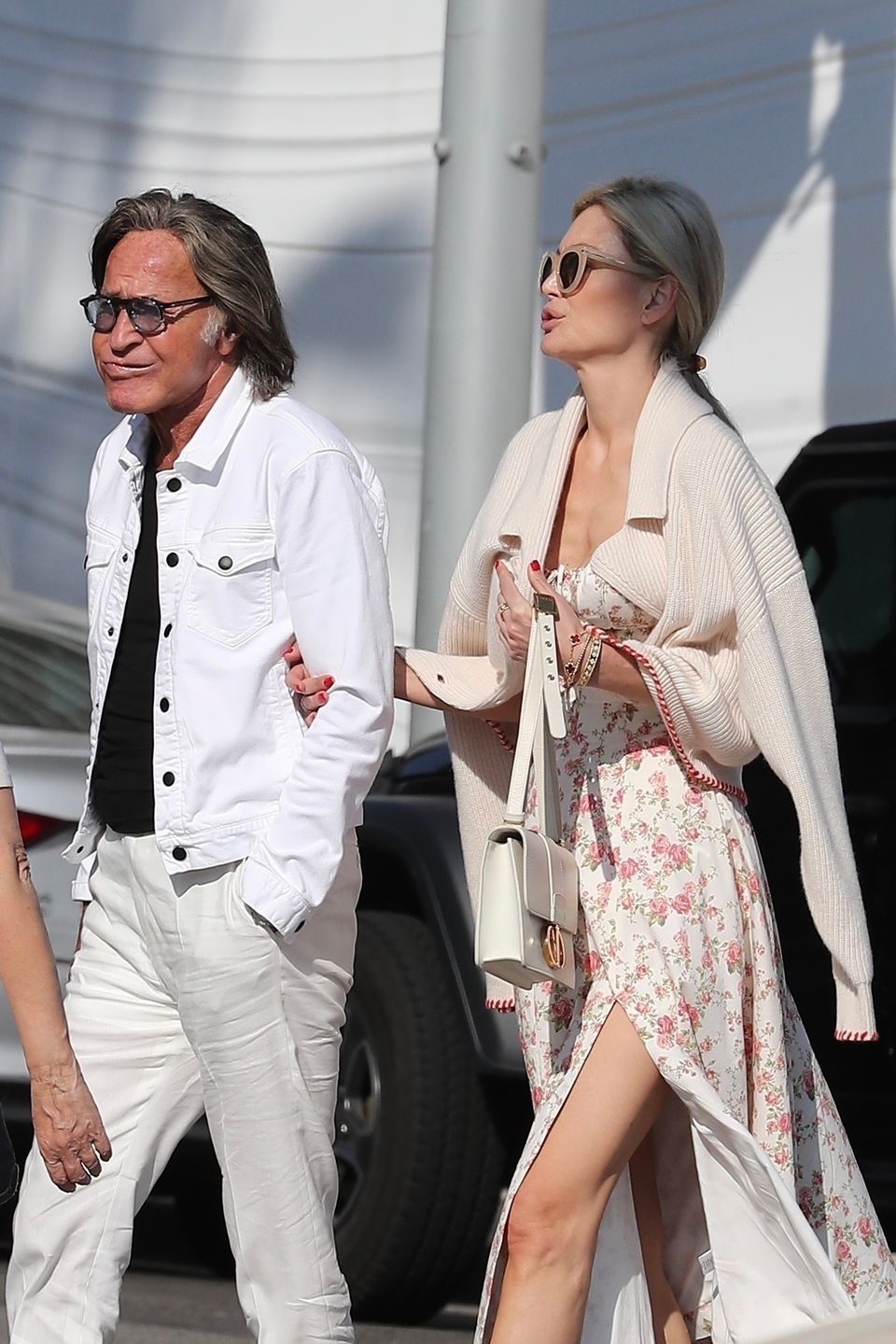 Mohamed Hadid spaceruje ulicami Beverly Hills z młodszą partnerką