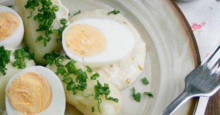 Obiad jak za dawanych lat. Przepis na jajka w sosie musztardowo-chrzanowym