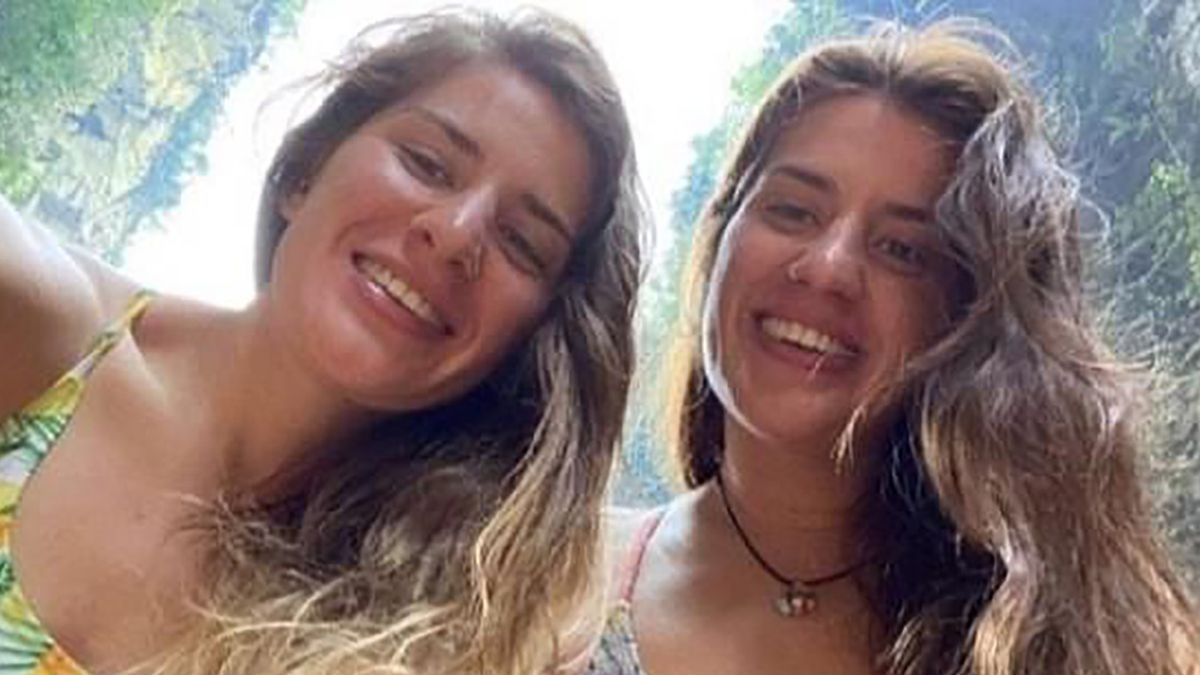 Melissa (z lewej) i Georgia Laurie wybrały się na rejs łodzią. Zostały zaatakowane przez krokodyla