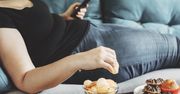 Objadasz się wieczorami? Ekspert wyjaśnia, co to oznacza i jak temu zapobiegać