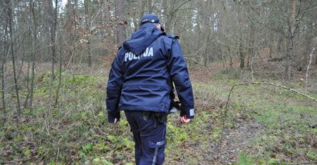 Policjant zauważył w lesie płaczące dzieci. Nie do wiary, jak się tam znalazły