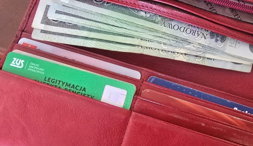 Opublikowano projekt rozporządzenia ws. czternastych emerytur. Pieniądze zostaną wypłacone we wrześniu. W jakiej kwocie? Mamy wyliczenia dla seniorów. 