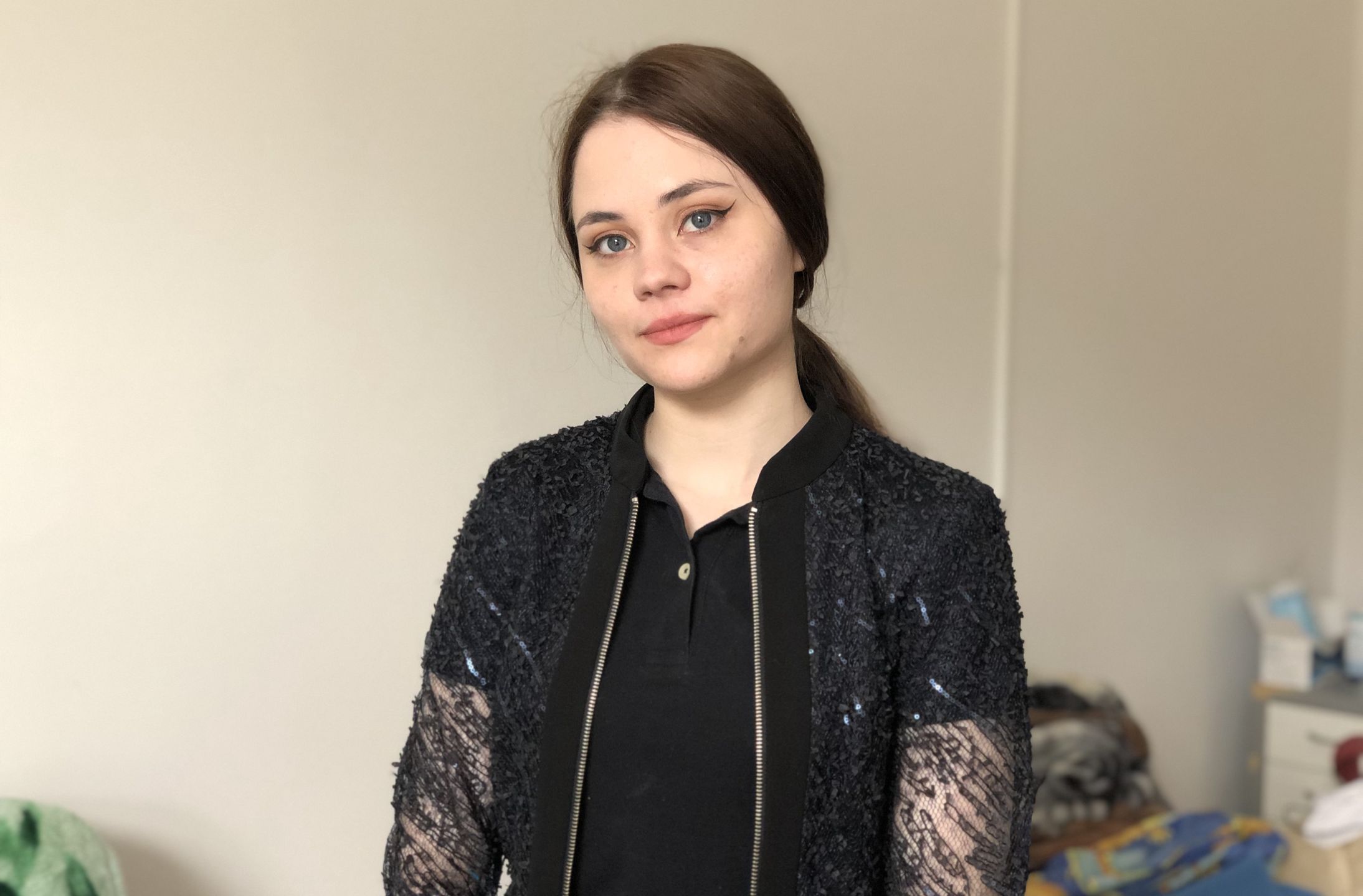 Oczy Angeliki pociągnięte eyelinerem wydają się równie zmęczone jak oczy Karoliny.