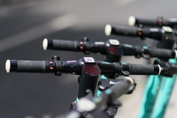 16-latek uderzył głową w metalową barierę i stracił przytomność! Dramatyczny wypadek na hulajnodze. Na miejsce wezwano śmigłowiec LPR