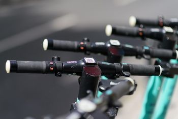 16-latek uderzył głową w metalową barierę i stracił przytomność! Dramatyczny wypadek na hulajnodze. Na miejsce wezwano śmigłowiec LPR