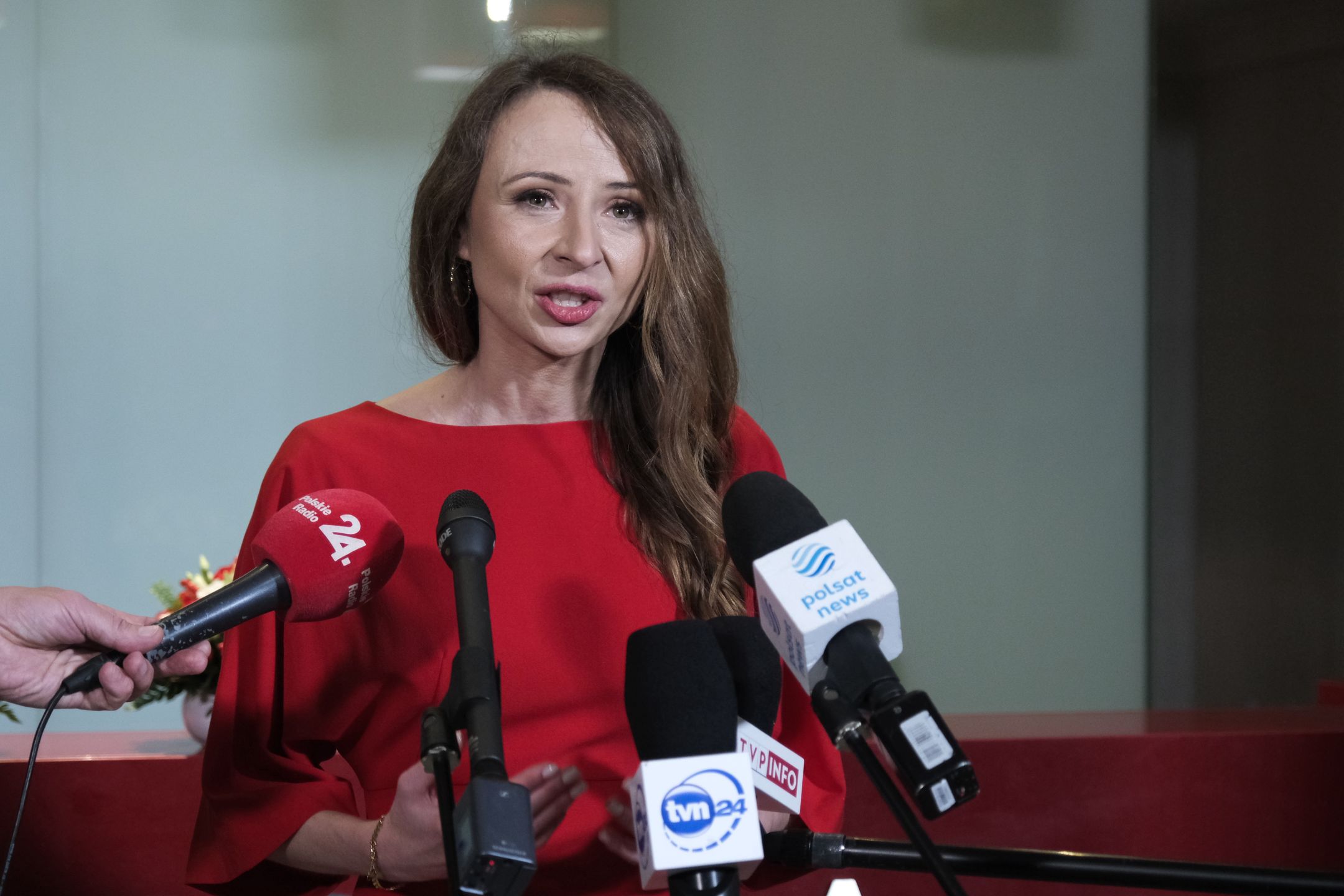 Agnieszka Dziemianowicz-B�k
Warszawa, 13.12.2023. Minister rodziny i polityki spo�ecznej Agnieszka Dziemianowicz-B�k podczas uroczystego powitania w siedzibie resortu w Warszawie, 13 bm. (amb) PAP/Kalbar
Kalbar
polityka, powitanie, przekazanie resortu, przekazanie urz�du, Rada Ministr�w, rz�d, minister, ministra, nowa, rady ministr�w, resort, rzadu Tuska, zaprzysi�eniu, zaprzysi�ona, Agnieszka Dziemianowicz B�k
