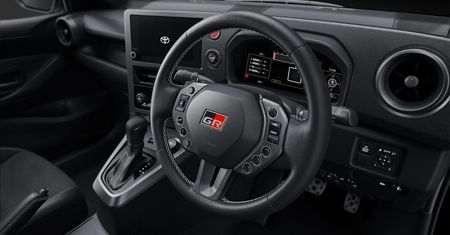 Jedyna taka Toyota dostała pakiet usprawnień. Co za kierownica!