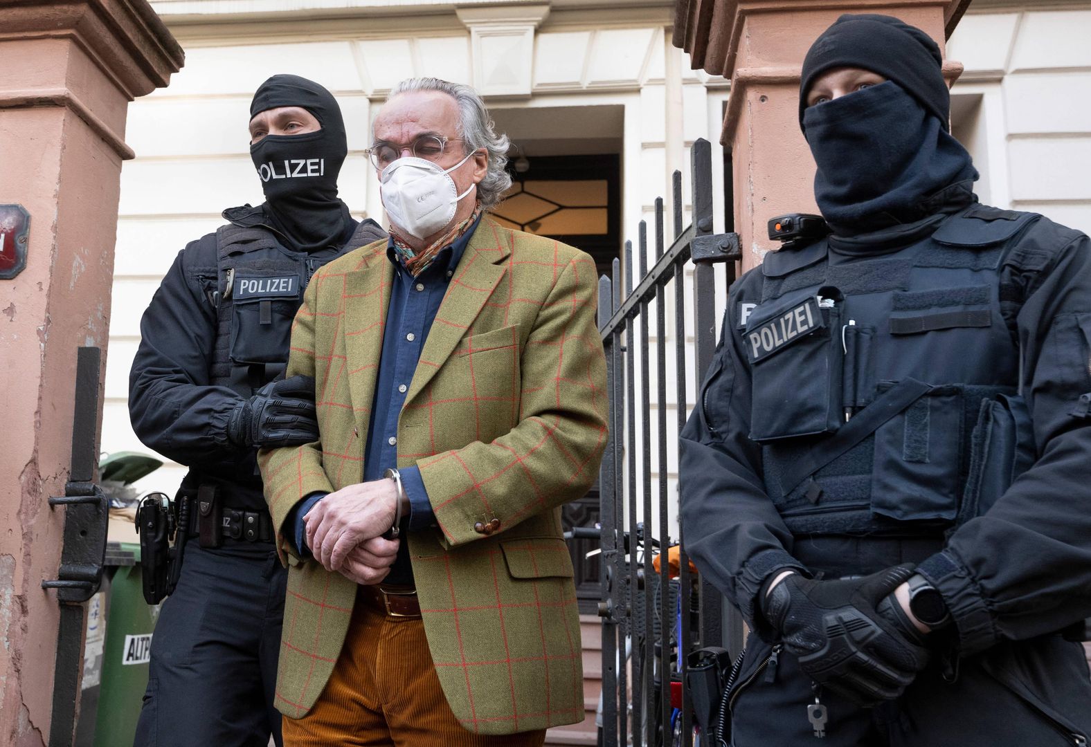 Raid against Reichsb�rger scene - Frankfurt
07 December 2022, Hessen, Frankfurt/Main: During a raid against so-called "Reich citizens", masked police officers lead Prince Reuss (M) to a police vehicle after searching a house of Heinrich XIII. He wears handcuffs. The Federal Prosecutor's Office had several people from the so-called Reichsb�rger scene arrested in the course of a raid on Wednesday morning. Numerous officers were deployed in several federal states, said a spokeswoman for the Karlsruhe authority . Photo: Boris Roessler/dpa 
Dostawca: PAP/DPA
Boris Roessler
Extremism, ---, zamach satnu, Heinrich XIII