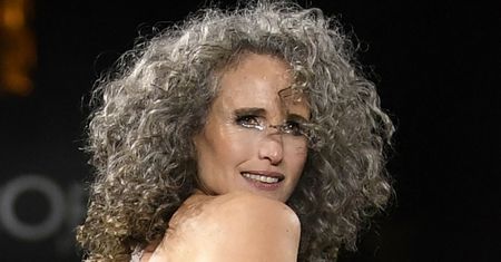 Andie Macdowell w sukni z głębokim rozcięciem. Zawojowała w niej wybieg